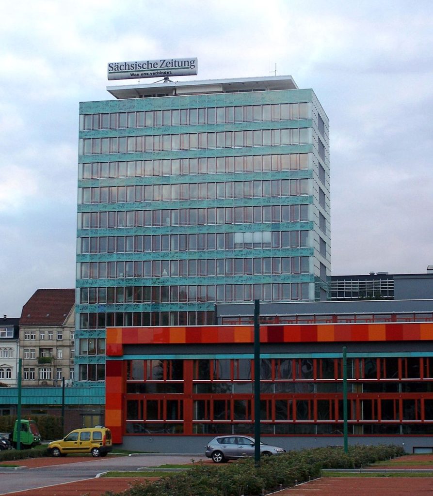 mehrstöchiges Haus mit Glasfassade. Haus der Press in Dresden. Sächsische Zeitung