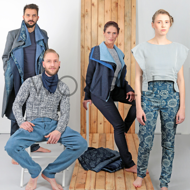 4 Personen tragen Mode aus Blaudruck